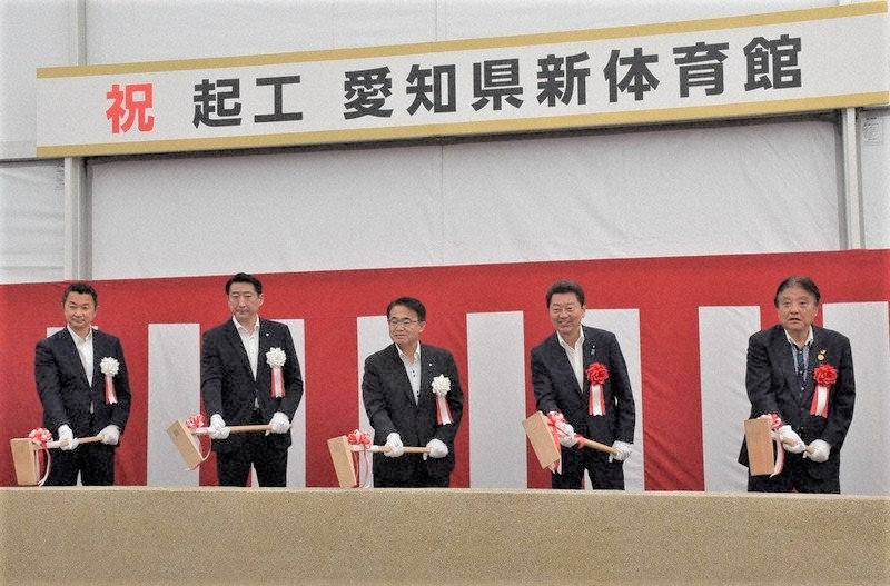 2022年7月７日の「愛知県新体育館」の起工式に並ぶ、大村知事と河村市長