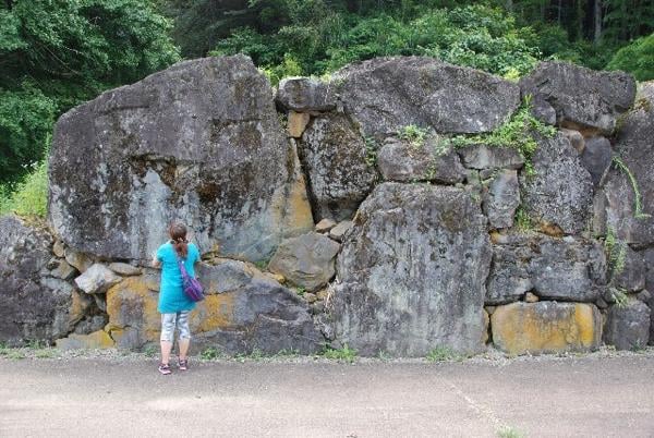 朝倉氏の城下町の虎口にある巨石